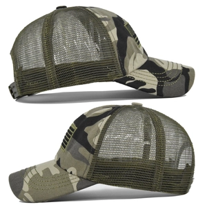 Detailweergave van camouflage honkbalpet met mesh achterkant en USA vlag borduurwerk