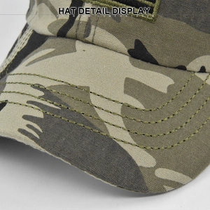 Detailopname van de camouflagepet met versterkte stiksels en stevige canvasstructuur