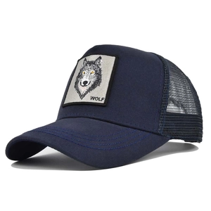 Nahaufnahme der dunkelblauen Trucker-Mütze mit realistischer Wolfskopf-Stickerei und Netz