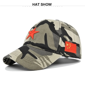 Dettaglio cappellino baseball mimetico con stella rossa e bandiera ricamate su bianco