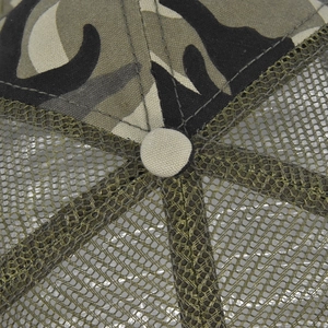 Detailopname van het ademende olijfgroene mesh en de camouflage stiksels op de baseballpet