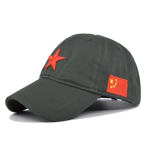 Dettaglio del ricamo a stella rossa e della bandiera sul cappello da baseball tattico verde