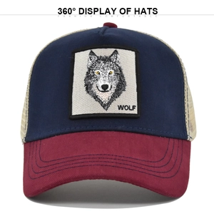 Dreifarbige Trucker-Kappe mit Wolf-Stickerei und burgunderrotem gebogenem Schirm