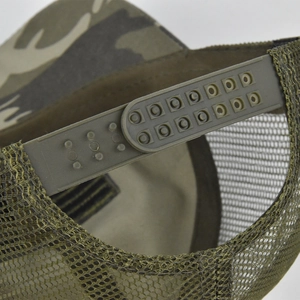 Detail van de verstelbare kliksluiting en ademend gaas op deze camouflage honkbalpet voor heren