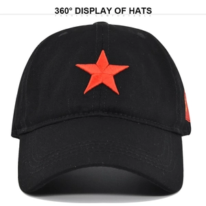 Dettaglio cappello tattico nero con stella rossa ricamata e patch della bandiera
