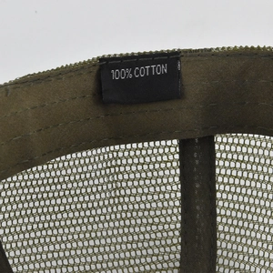 Detail van de interne zweetband met 100% katoenen label op de camouflage mesh trucker pet