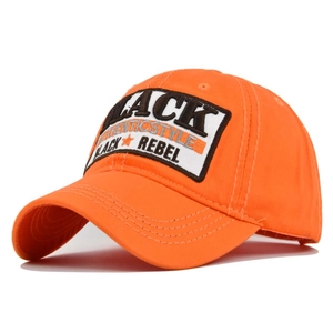 Detail der orangefarbenen Baseballkappe mit schwarzem 3D-Stickereipatch und feinen Nähten