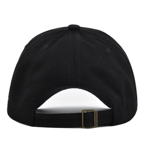 Dettaglio del retro del cappello da baseball nero con cinturino regolabile e fibbia in metallo
