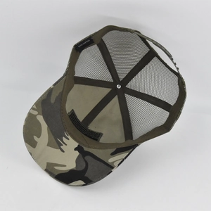 Detail van 100% katoen label en verstelbare sluiting van de camouflage mesh trucker pet