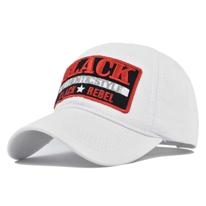 Detailaufnahme einer weißen Baseballkappe mit rundem BLACK REBEL Stickaufnäher aus Baumwolle