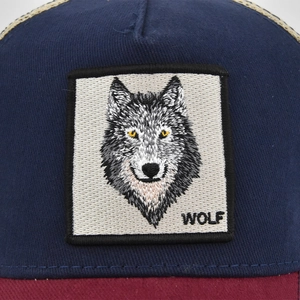 Dunkelblaue Baseballkappe mit Wolf-Stickerei und WOLF-Schriftzug auf quadratischem Patch