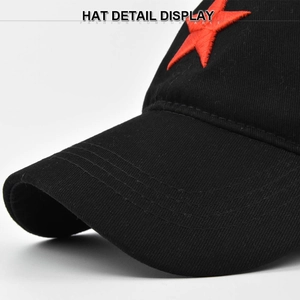 Dettaglio ravvicinato di un cappellino nero in cotone con logo stella rossa ricamato 3D
