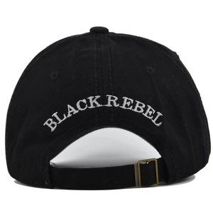 Detailansicht der Rückseite einer schwarzen Baseballkappe mit weißem BLACK REBEL Stick