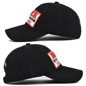Detailaufnahme der 3D-Stickerei und Twill-Stoffstruktur auf der schwarzen Baseballkappe