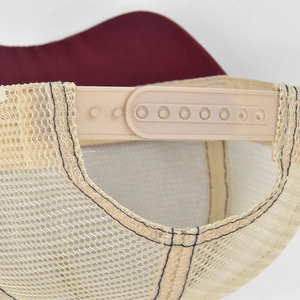 Detail der burgunderroten und beigen Mesh-Baseballkappe mit verstellbarem Verschluss