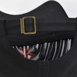 Dettaglio del cappellino da baseball tattico con fibbia di regolazione in metallo bronzo