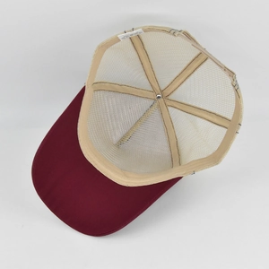 Detailansicht der Innenseite der weinroten und beigen Mesh-Baseballkappe mit Nähten