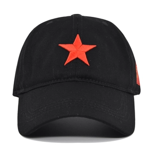Berretto da baseball nero con ricamo stella rossa e bandiera in twill di cotone
