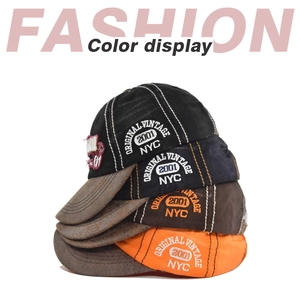 Gros plan sur la broderie vintage et la visière usée des casquettes de baseball en daim