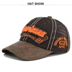 Détail de casquette vintage avec broderie Americana 3D et visière en daim marron