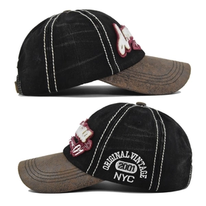 Vue détaillée des coutures contrastées et de la broderie vintage sur la casquette délavée