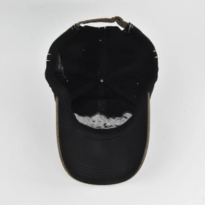 Vue intérieure détaillée de la casquette en coton montrant l'étiquette et la sangle