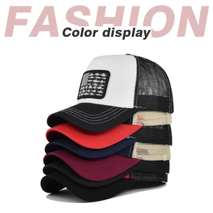 Pile di cappellini trucker in mesh traspirante con toppe ricamate creative a forma di pesce