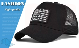 Dettaglio del ricamo pesce bandiera americana su cappellino trucker in rete nero