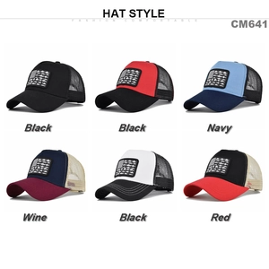 Vista a griglia di vari cappellini trucker con ricamo a bandiera americana e pesci