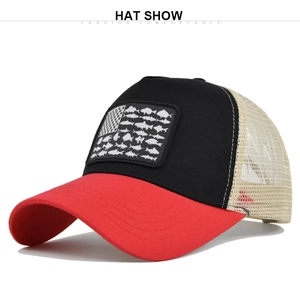 Dettaglio del cappello trucker tricolore con visiera rossa e patch di pesci ricamata