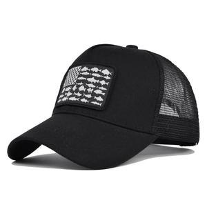 Dettaglio cappello trucker nero con patch bandiera pesce e visiera curva strutturata