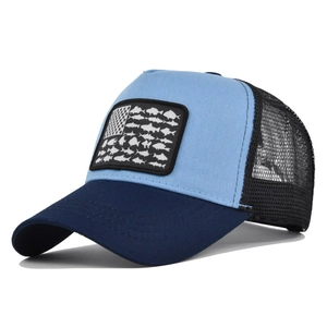 Dettaglio della toppa ricamata bandiera USA con pesci su cappello trucker in rete