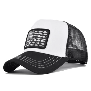 Dettaglio cappello trucker con patch a bandiera di pesci e cuciture a contrasto
