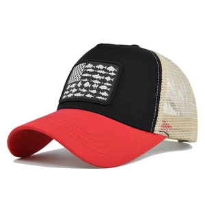 Dettaglio della toppa ricamata con bandiera di pesci su un cappello trucker in mesh