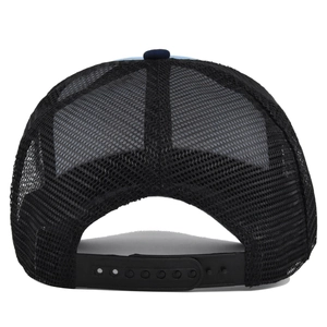 Dettaglio della chiusura snapback regolabile e della rete traspirante sul cappello