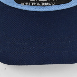 Dettaglio della cucitura a quattro file rinforzata sulla visiera del cappellino in twill blu