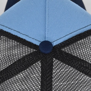 Dettaglio della corona in twill azzurro e retro in rete nera con cuciture di precisione
