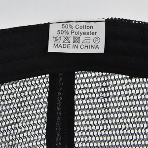 Dettaglio del cappellino trucker in mesh con etichetta interna e cuciture traspiranti