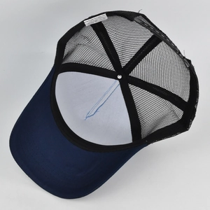 Dettaglio del retro in rete traspirante e cinturino regolabile sul berretto da baseball