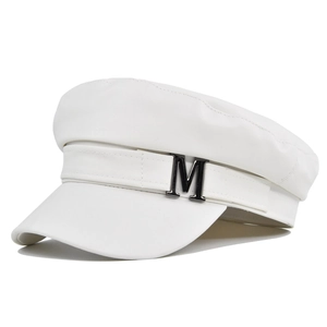 Cappello da marinaio bianco in ecopelle con decorazione logo M in metallo nero