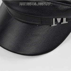 Vista macro del cappello marinaio in pelle martellata nera con logo in metallo argento