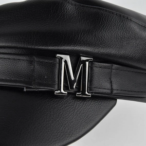 Cappello da marinaio in ecopelle nera con fibbia metallica M e trama di pelle granulata
