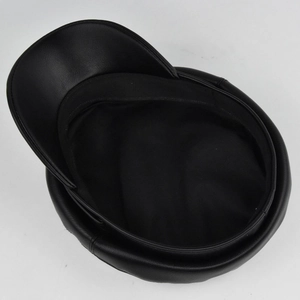 Vista dettagliata dell'interno di un cappello in pelle nera con fodera e fascia tergisudore