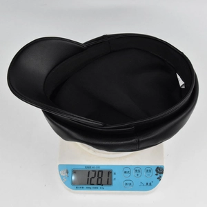 Dettaglio del cappello da marinaio in finta pelle nera che pesa 128,1 grammi sulla bilancia