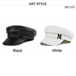 Classico berretto ottagonale newsboy bianco e nero con dettaglio M in metallo