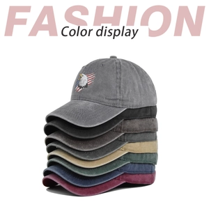Dettaglio di otto cappelli da baseball vintage in cotone lavato con varie opzioni di colore