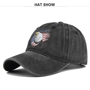 Dettaglio cappello baseball nero vintage con grafica aquila e bandiera americana