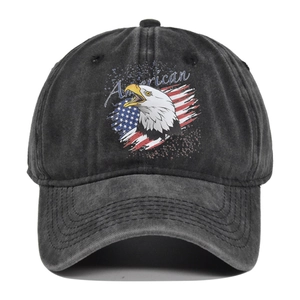 Dettaglio del cappellino vintage lavato con stampa di aquila e bandiera americana