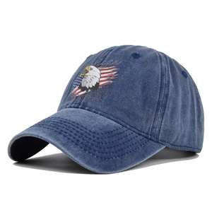 Dettaglio del cappellino vintage in denim lavato blu navy con aquila e bandiera