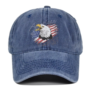 Dettaglio del cappellino da baseball in denim lavato vintage con stampa aquila e bandiera